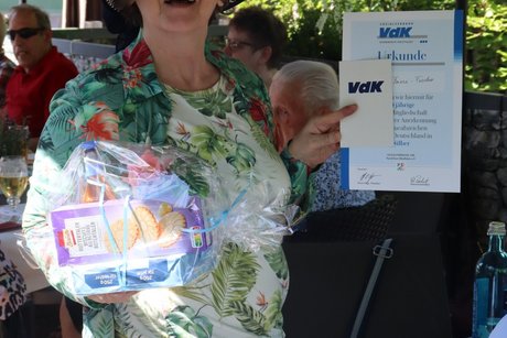Jubilarin mit Urkunde und Pr&auml;sent.