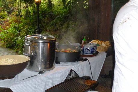 Salate, Kartoffeln, Grillgemüse, Brot und Soßen