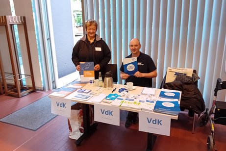 Die Helfer, Petra Böhner und Dietmar Gröne-Krebs, im Infostand