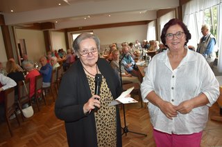 OV-Vorsitzende Eveline Gerdes stellt die Referentin Gerlinde Hauschild den Teilnehmern am VdK-Nachmittag vor.