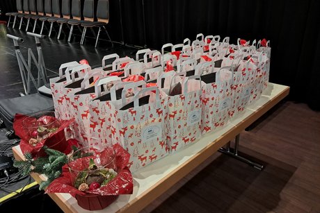 Weihnachtstüten stehen auf einem Tisch