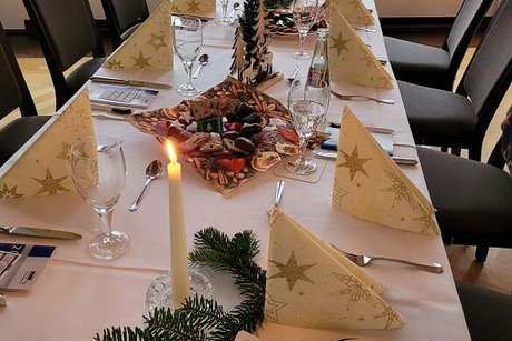 Weihnachtlich gedeckter Tisch