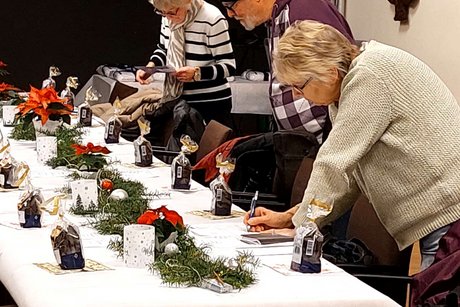 Letzte Vorbereitungen bevor die Veranstaltung losgeht Die Tischdekoration ist fertig