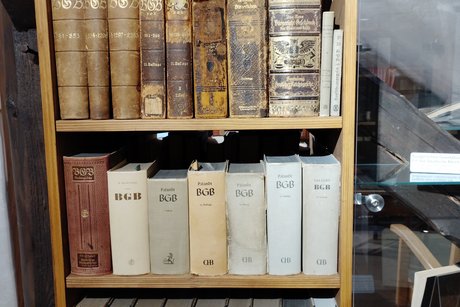 Alter B&uuml;cherschrank mit alten B&uuml;chern