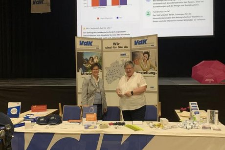 Das Foto zeigt zwei VdK-Kreisvorstandsmitglieder am Messestand
