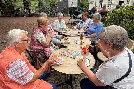 Das Foto zeigt Menschen beim Eis essen