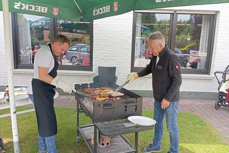 Vereinswirt Rudi Verhülsdonk (rechts im Bild) sorgt mit seinem Lettmann-Team am 5. Juli dafür, dass den Mitgliedern und Freunden des Ortsverbands Uedem heißes vom Grill und knackige Salate zu kühlen und warmen Getränken serviert werden..