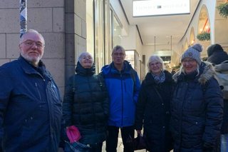 Gruppenbild der Teilnehmer der Weihnachtstour vor einer beleuchteten Passage.