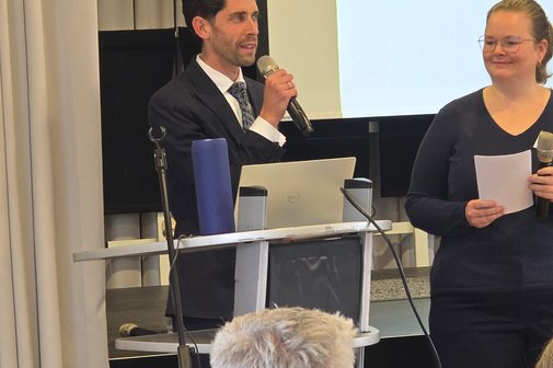 Juliane Frankenheim und Martin Franzke vom Bestattungshaus Frankenheim sprachen beim Infoabend des VdK Düsseldorf offen, herzlich und mit einer Prise Humor über Bestattungsvorsorge