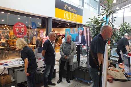 Mehrere Menschen stehen an einem VdK Info-Stand.