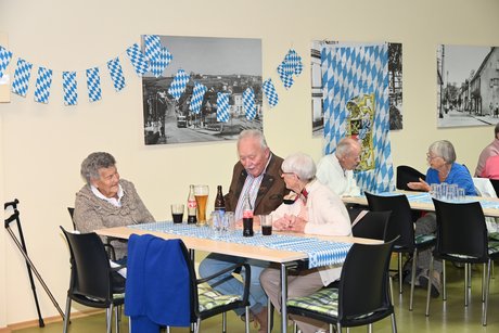 Mitglieder sitzen an einem Tisch bei einer Unterhaltung