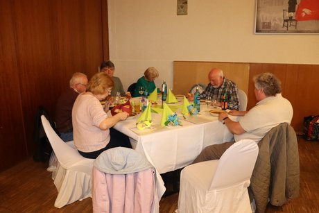 Jahreshauptversammlung 2026 Mehrere Personen sitzen an einem großen Tisch.