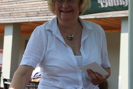 Eine Frau steht und schaut sich um.