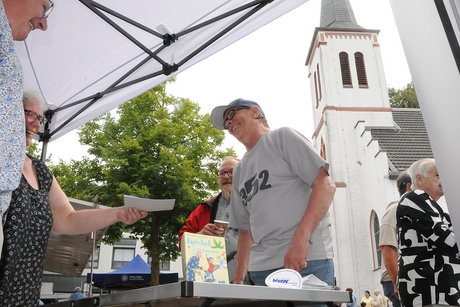 Im Schatten der evangelischen Kirche gab es Infos satt.