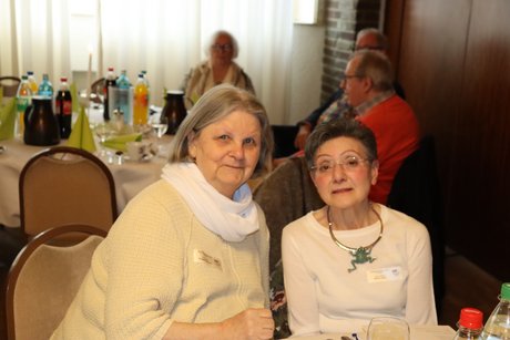 Zwei Frauen sitzen zusammen f&uuml;r ein Foto.