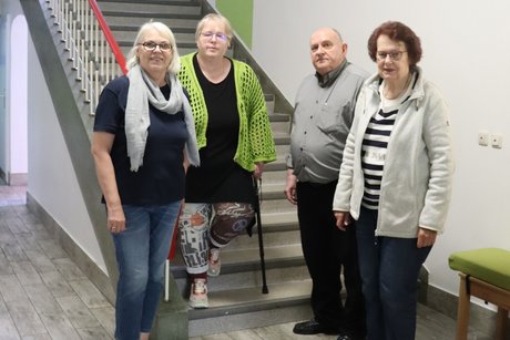 Vorstand Ortsverband Essen-Holsterhausen. Drei Frauen und ein Mann stehen an einer Treppe zum Gruppenbild zusammen.