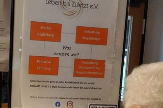 Gezeigt wird eine Infotafel des Hospizvereins