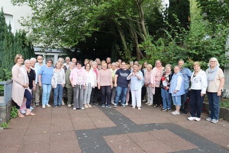 Grillnachmittag vom VdK Ortsverband Altendorf gemeinsam mit dem Ortsverband Borbeck. Gruppenbild aller Teilnehmer und Gäste.