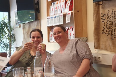 Zufriedene Gesichter beim Kaffee-Tasting