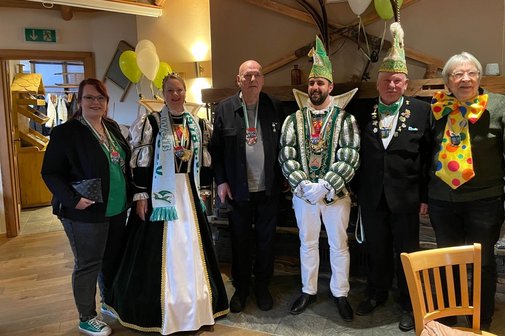 Peter Standschus (mitte) und Hans-Christian Sch&auml;fer (rechts) freuten sich, dass man das amtierende Gevelsberger Prinzenpaar, Prinz Kai I. und Prinzessin Sonja I., nebst ihren Begleitungen beim VdKTreff begr&uuml;&szlig;en konnte.