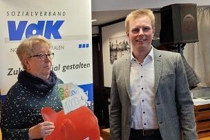 Kevin Schneider überreicht dem VdK Ortsverband Borghorst eine Spende über 1.000 Euro - von links nach rechts: Kassiererin Helmgard Strickmann, Kevin Schneider, Leiter der Kreissparkasse