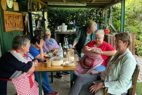 Mitglieder sitzen gemütlich beisammen