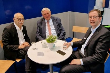 Vorsitzender des Sozialverbands VdK NRW Horst Vöge, Minister für Arbeit, Gesundheit und Soziales des Landes Nordrhein-Westfalen Karl-Josef Laumann und der Geschäftsführer des Sozialverbands VdK NRW e.V. Thomas Zander sitzen gemeinsam an einem runden Tisch.