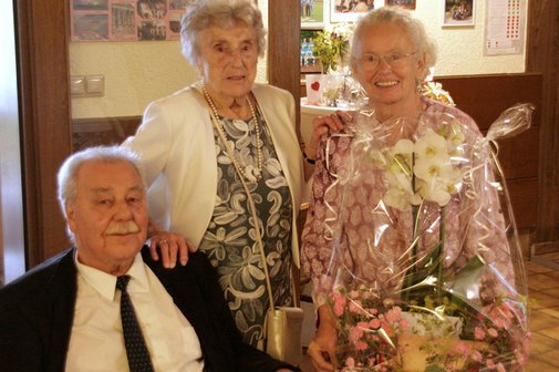 Abgebildet sind von links nach rechts der stellvertretende Vorsitzende des Ortsverbandes Saarn Udo Horsthemke, die Jubilarin Gerda aus dem Siepen und die Vorsitzende Christel Braun zusammen mit einem Pr&auml;sentkorb f&uuml;r die Jubilarin