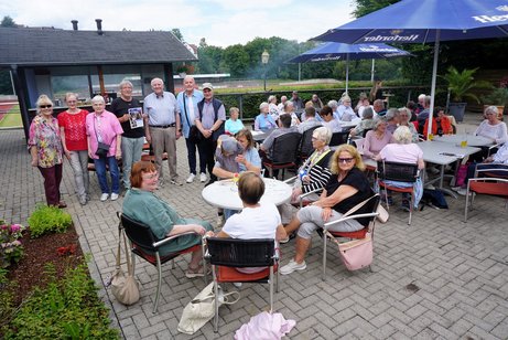 Mitglieder beim Grillen