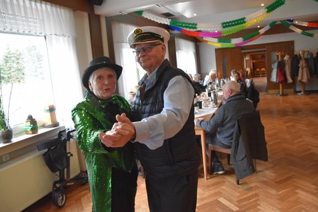 Marita Maschke und Adolf Gerdes legen eine flotte Sohle aufs Parkett bei Hersping.