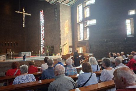 Vortrag des Paters in der Klosterkirche &uuml;ber die Geschichte der Abtei