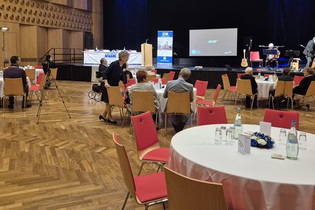 ...der Saal füllt sich ...der Saal füllt sich