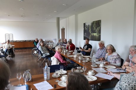 Jahreshauptversammlung 2026 Die Mitglieder sitzen an langen Tischen und verfolgen die Veranstaltung.