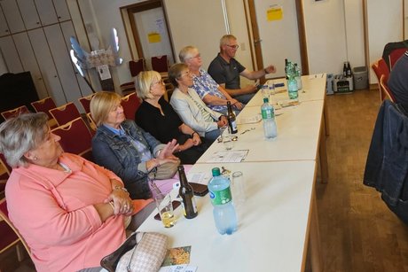 Mitglieder hören gespannt zu