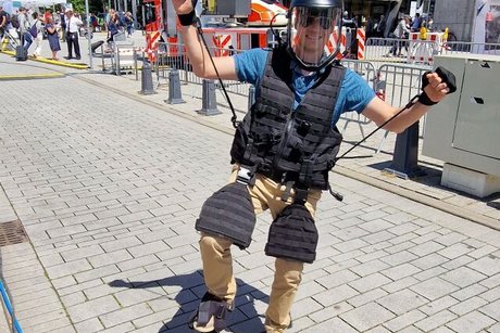 Junger Mann in Alterssimulationsanzug