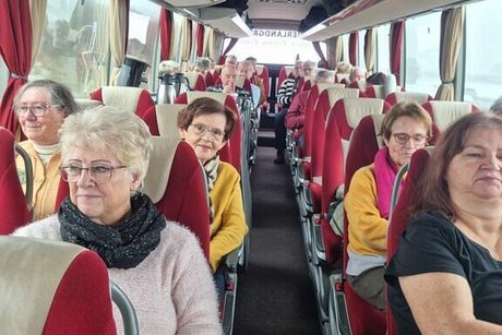 Menschen sitzen gemeinsam in einem Reisebus.