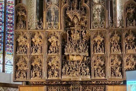 Kunstfoll geschnitztes Altarbild mit zahlreichen Bibelszenen im Inneren des St. Petri Doms.