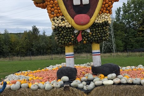 Sponge Bob Überlebensgroße Sponge-Bob-Figur aus Kürbissen geformt
