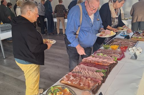 Unser Bild zeigt einen Teil des üppigen Frühstücksbuffets mit Bratenaufschnitt, Schinken und vielem mehr.