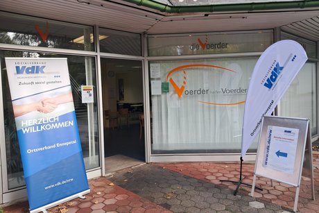 Das neue Roll-Up und die neue Beachflag vor dem Veranstaltungsraum Voerder Eck