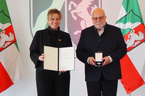 stellvertretende Ministerpr&auml;sidentin Mona Neubaur hat in der D&uuml;sseldorfer Staatskanzlei Norbert Zielonka ausgezeichnet