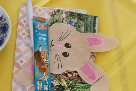 Treffen der Vertreterinnen der Frauen im Mehrgenerationenhaus. Block und kleine Deko für die Teilnehmerinnen.