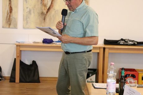 Jahreshauptversammlung 2026 Ein Mann steht vor der Gruppe und spricht zu Ihnen über zukünftige Veranstaltungen.
