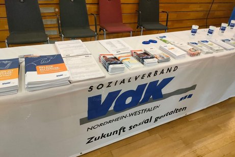 Tisch mit Werbeprospekten und Werbemitteln des VdK