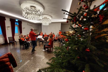 Adventfeier 2025 Zu sehen ist das Jugendmusikorchester Neuenkleusheim bei der Adventfeier des VdK Ortsverband Olpe.