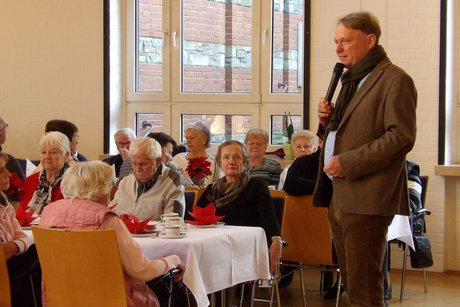 Der Vorstand vom VdK Gevelsberg konnte zu seiner diesjährigen Jahresabschlussfeier zahlreiche Mitglieder sowie Bürgermeister Claus Jacobi begrüßen; die gemeinsam bei Kaffee und Kuchen einen stimmungsvollen adventlichen Nachmittag erlebten.