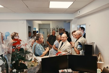 Weitere Gäste treffen ein
