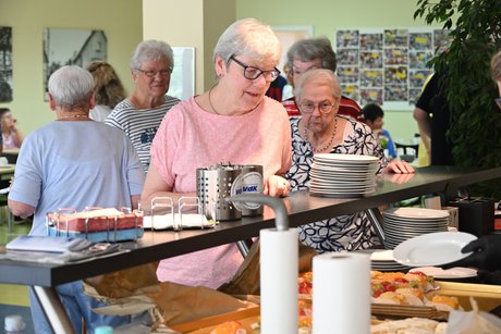 Menschen bei der Kuchenausgabe