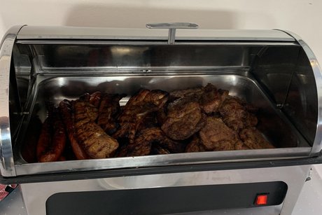 Grillgut im Warmhaltebehäter