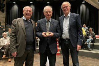 Ehrenauszeichnung für Günter Meier - Bezirksbürgermeister Jürgen Bohrmann, Günter Meier, 2. Bezirksbürgermeister Klaus Erkelenz